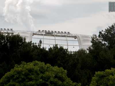 Imbocchiamo ora via Floriano Ludwig, strada che costeggia i parcheggi della tribuna est e ci fermiamo per un attimo a osservare le condizioni dello stadio disegnato da Renzo Piano, con i tanti petali in teflon letteralmente volati via nel corso degli anni